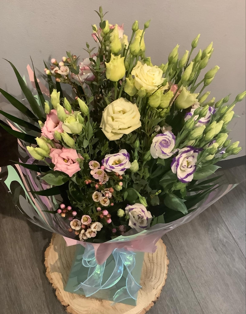 Pretty Lisianthus Vase